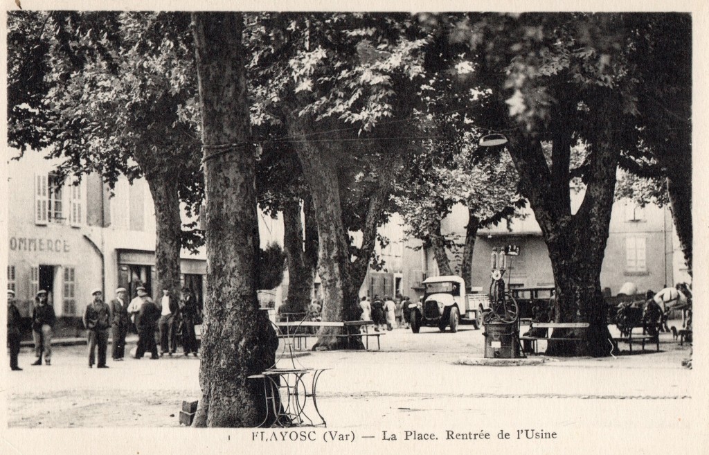 La place de la république et la sortie de l'usine en 1910